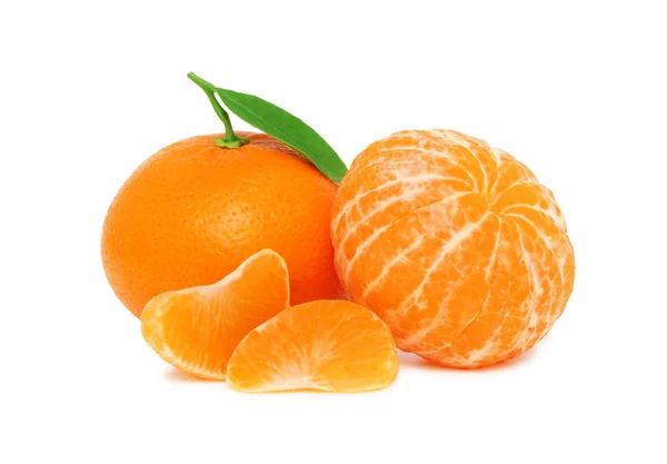 Twee rijpe mandarijnen en twee segmenten met groene bladeren (geïsoleerd) — Stockfoto