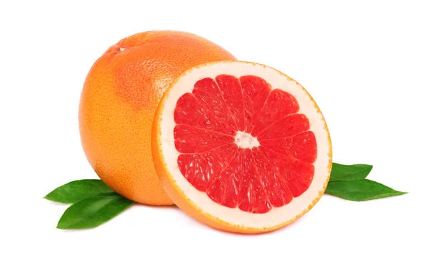 Jeden a půl grapefruitu s zelenými listy (izolovaná) — Stock fotografie