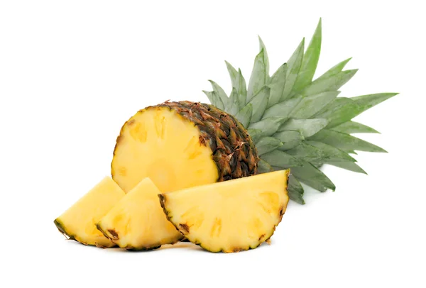 Reife Ananas und Scheiben (isoliert) — Stockfoto