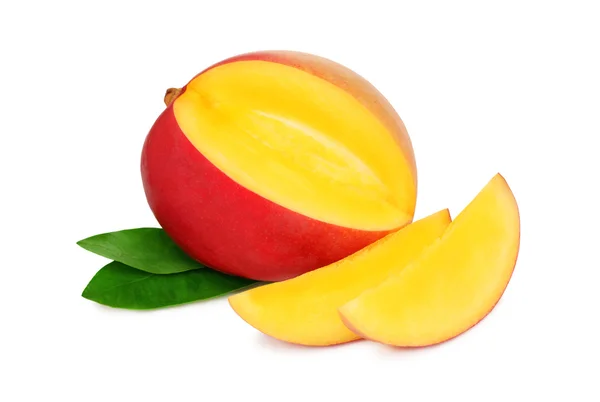 Eine reife Mango mit Scheiben auf weißem Hintergrund — Stockfoto