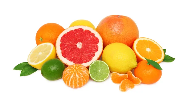 Stapel van verschillende citrus vruchten op witte achtergrond — Stockfoto