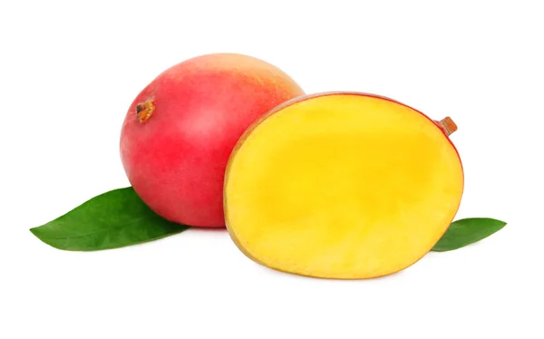 En hel och en halv mogen mango på vit bakgrund — Stockfoto