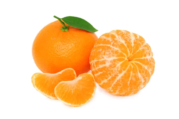 Duas tangerinas maduras e fatias com folhas verdes no backgro branco — Fotografia de Stock