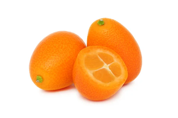 Due kumquat interi e mezzo (isolati ) — Foto Stock