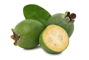 Olgun feijoa (izole yeşil yaprak)