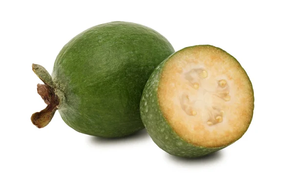 Eine ganze und eine halbe Feijoa (isoliert) — Stockfoto