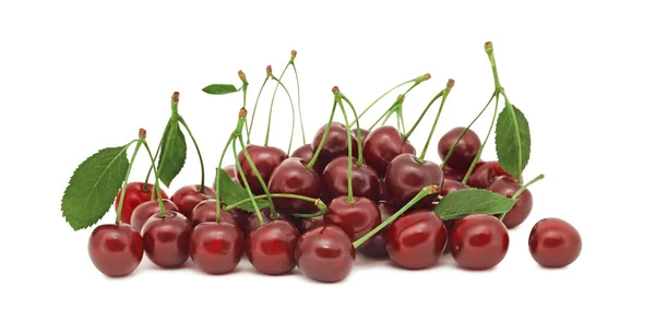 Montón de cereza madura sobre fondo blanco — Foto de Stock