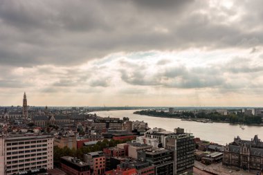 Antwerp, Belçika, Avrupa, arkasında bir şehir olan büyük bir su kütlesi.