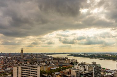 Antwerp, Belçika, Avrupa, arkasında bir şehir olan büyük bir su kütlesi.