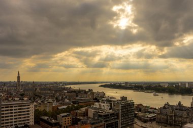 Antwerp, Belçika, Avrupa, arkasında bir şehir olan büyük bir su kütlesi.