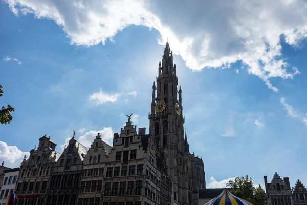 Amberes Bélgica Europa Una Gran Torre Alta Con Reloj Lado —  Fotos de Stock