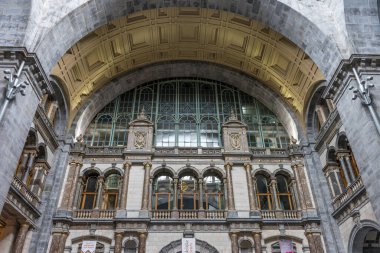 Antwerp, Belçika - 18 Eylül 2016: Antwerp, Belçika, Avrupa 'daki dekore edilmiş tren istasyonu