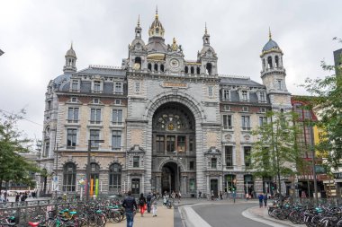 Antwerp, Belçika - 18 Şubat 2016: Antwerp, Belçika, Avrupa 'daki dekore edilmiş tren istasyonu, Antwerpen-Centraal İstasyonu,