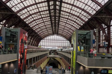 Antwerp, Belçika - 18 Şubat 2016: Antwerp, Belçika, Avrupa 'daki dekore edilmiş tren istasyonu, Antwerpen-Centraal İstasyonu,