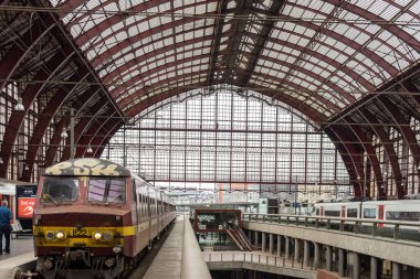 Antwerp, Belçika - 18 Şubat 2016: Antwerp, Belçika, Avrupa 'daki dekore edilmiş tren istasyonu, Antwerpen-Centraal İstasyonu,