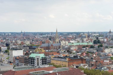 Antwerp, Belçika - 18 Temmuz 2016: Magasins ve Reunis la cloche istasyonu Antwerp, Belçika, Avrupa