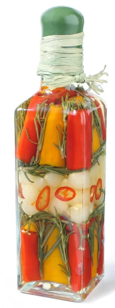 Мариновані овочі в скляній пляшці на білому — стокове фото