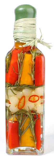 Marinerade grönsaker i glasflaska på vit — Stockfoto
