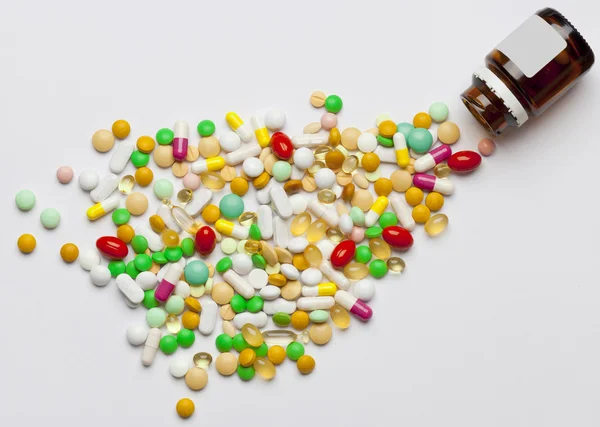 şişeden dökülmesini çok renkli ilaçlar