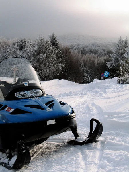 Una motoslitta su un bellissimo paesaggio montano invernale — Foto Stock