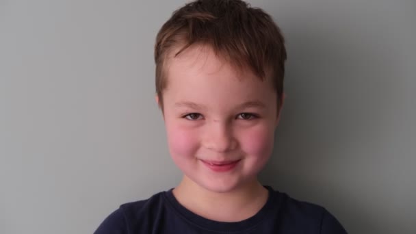 Pequeño niño sin dientes 7 años de edad muecas — Vídeo de stock