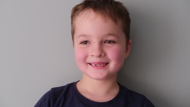 Zahnloser 7-jähriger Junge lacht — Stockvideo