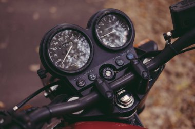 Sonbahar yaprakları üzerinde retro motosiklet gösterge paneli