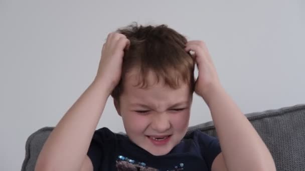 Kleiner Junge kratzt sich am Kopf, Allergien, Läuse — Stockvideo