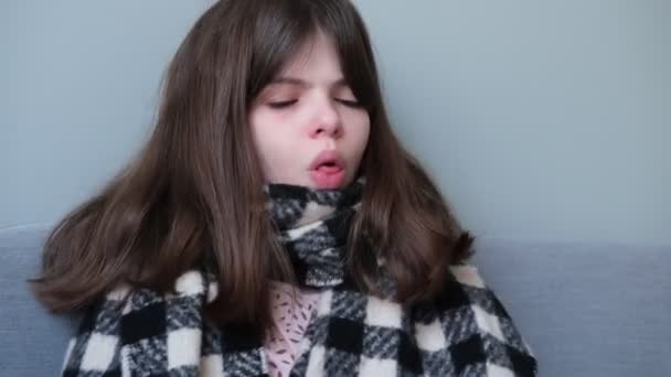 小女孩咳嗽得厉害，感冒，感冒，身体不好 — 图库视频影像