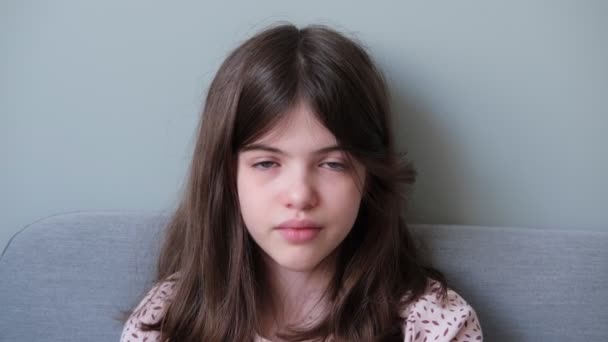 Bambina, adolescente prende una pillola per raffreddori e tosse — Video Stock