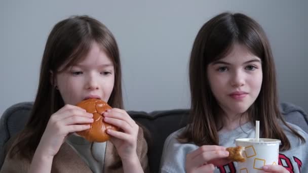 Anak kecil makan makanan cepat saji, konsep makanan tidak sehat — Stok Video