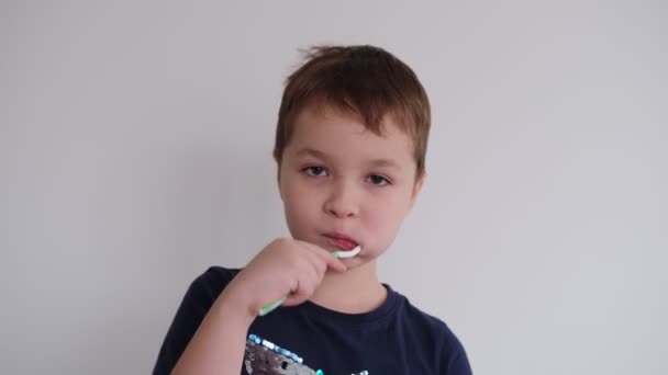 เด็กน้อยแปรงฟันด้วยแปรงสีฟันและยาสีฟัน — วีดีโอสต็อก
