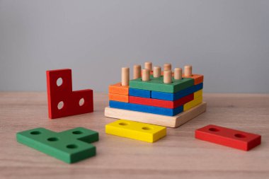 Çocuklar ahşap eğitim oyunu, bulmaca, inşaatçı. ahşap küpler