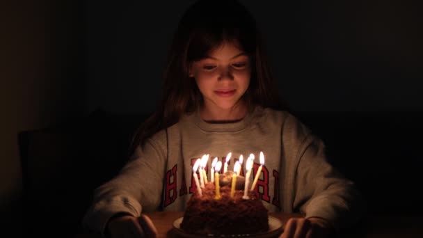 Kicsi, fiatal tini lány elfújja a gyertyákat a tortán a születésnapján. — Stock videók
