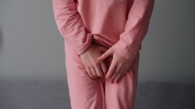 Küçük kız pantolonu tarif etti, idrar tutamama, enüroz, sistit.