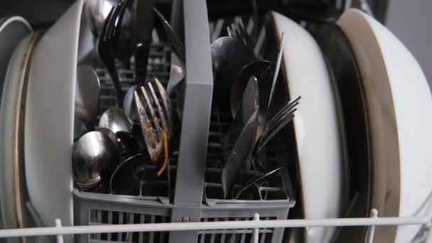 Kotor digunakan piring berada di mesin cuci piring. — Stok Video