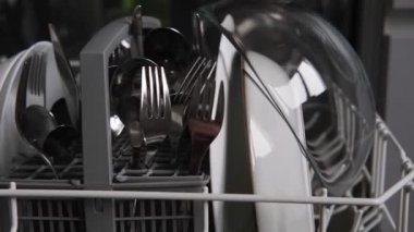 Bulaşık makinesinde temiz bulaşıklar.