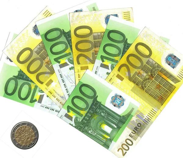 Reihe von Euro-Banknoten und portugiesischen Münzen — Stockfoto