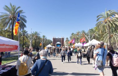 122, kemer zaferini özgürce protesto etti. Barcelona zaferini ücretsiz Katalonya protestosu. Kalabalık, bağımsızlık için Katalonya bayraklarıyla hükümeti protesto ediyor