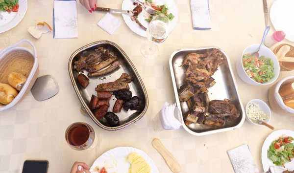 Una Auténtica Comida Típica Familia Argentina Asado Carne Con Ensaladas — Foto de Stock