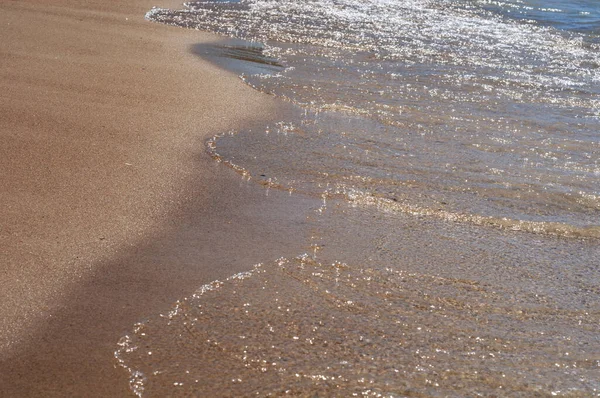 Błękitne Morze Żółtą Piaszczystą Plażą Bliska Lazurowa Czysta Woda Mokry — Zdjęcie stockowe