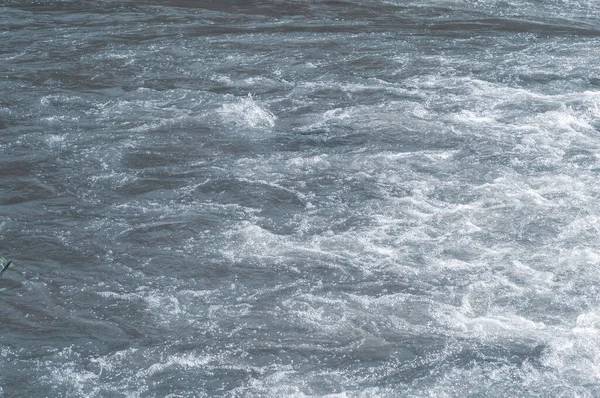 速い流れ冷たい水の渓流 嵐のストリームを流れる 新鮮なストリームダークブルーの水 きれいな環境 波とスプラッシュクローズアップ — ストック写真