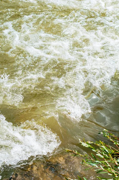 Corriente Montaña Agua Fría Que Fluye Rápidamente Corriente Tormentosa Que —  Fotos de Stock