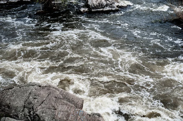 快速流淌的冷水山溪 流动的湍急的溪流 野外的大自然 新鲜的溪流深蓝色的水 洁净的环境 波浪和飞溅的特写 — 图库照片#