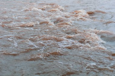 Hızlı akan soğuk su dağı deresi, akan fırtınalı akarsu, doğa, taze akıntı koyu mavi su, temiz çevre, dalgalar ve yakın çekim.
