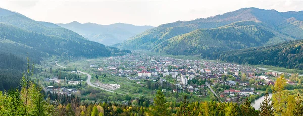 Panoramik manzara. Ukrayna Karpat Dağları, doğaya yakın Skole kasabası, dağdan manzara, sonbahar mevsimi, doğa