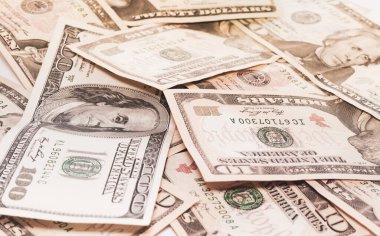 Nakit parayla zenginlik, ekonomi ve iş için dolar, güvenilir finansal yatırımlar para birimi, 100, 20 ve 10 Amerikan doları değerinde kağıt para geçmişi. Başarılı bankacılık,