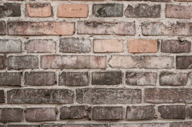 Eski soluk kırmızı tuğla duvar, geniş, eski, kabataslak doku. Kirli duvar, grunge dikdörtgen bloklar, yakın çekim, kirli tuğla dokusu