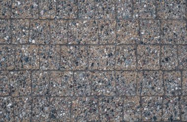 Taş kaldırım levhalarının arkaplanı, yolun yüzeyi kumla kaplanmış.