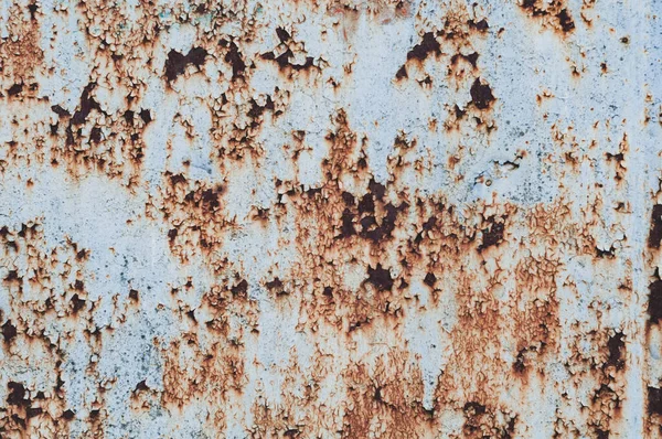 旧的生锈金属片 有剥落褪色的油漆 布满灰尘和泥土 粗糙的纹理表面 特写老式背景 — 图库照片